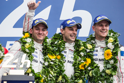 LMP1 pódio: vencedores Porsche Team: Nico Hulkenberg, Nick Tandy, Earl Bamber