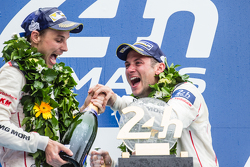 LMP1-Podium: Champagner für Nick Tandy und Earl Bamber