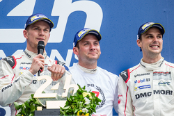 LMP1 подіум: переможці в классі та загальному заліку Porsche Team: Ніко Хюлкенберг, Нік Тенді, Ерл
