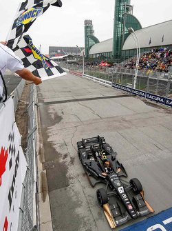 Josef Newgarden, CFH Racing Chevrolet, pakt de overwinning