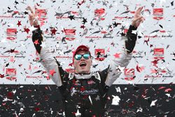 El ganador de la carrera, Josef Newgarden, CFH Racing Chevrolet