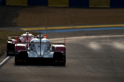 #17 Porsche Team Porsche 919 Hybrid : Timo Bernhard, Mark Webber, Brendon Hartley suivie par la #7 Audi Sport Team Joest Audi R18 e-tron quattro : Marcel Fässler, Andre Lotterer, Benoit Tréluyer
