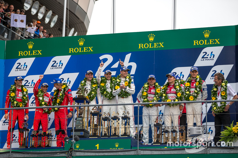 LMP1-Podium: Klassen- und Gesamtsieger, Porsche Team: Nico Hülkenberg, Nick Tandy, Earl Bamber; 2. Porsche Team: Timo Bernhard, Mark Webber, Brendon Hartley; 3. Audi Sport Team Joest, Audi R18 e-tron quattro: Marcel Fässler, André Lotterer, Benoit Tréluyer