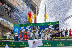 Podium LMP1 : les vainqueurs, Porsche Team : Nico Hulkenberg, Nick Tandy, Earl Bamber, les deuxièmes, Porsche Team : Timo Bernhard, Mark Webber, Brendon Hartley, les troisièmes, Audi Sport Team Joest Audi R18 e-tron quattro : Marcel Fässler, Andre Lotterer, Benoit Tréluyer