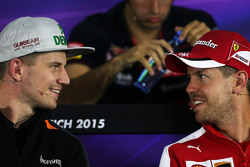 Nico Hulkenberg, Sahara Force India F1 avec Sebastian Vettel, Ferrari, lors de la conférence de presse FIA