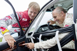 Hans-Joachim Stuck avec Mattias Ekström et la livrée spéciale, commémorant la première victoire d'Audi en DTM en 1990 au Norisring
