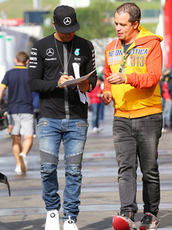 Lewis Hamilton, Mercedes AMG F1, signe des autographes aux fans