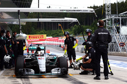 Lewis Hamilton, Mercedes AMG F1 W06 en los pits