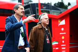 Guenther Steiner, director de Haas F1 Team con Gene Haas, Presidemte de Haas Automotion