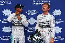 El ganador de la Pole Lewis Hamilton, de Mercedes AMG F1 con el segundo clasificado, Nico Rosberg, d