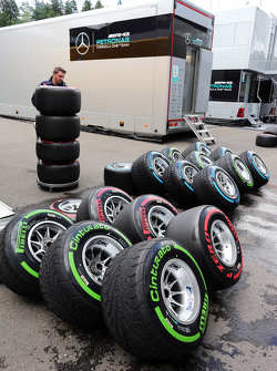 Pirelli-Reifen werden von einem Williams-Mechaniker gesäubert