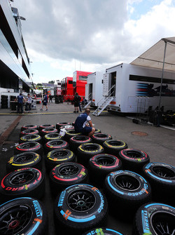 Pirelli-Reifen werden von einem Williams-Mechaniker gesäubert