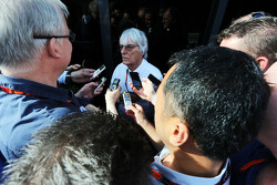Bernie Ecclestone, com jornalistas