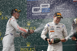 Podio: ganador de la carrera Stoffel Vandoorne, ART Grand Prix, el segundo lugar Sergey Sirotkin, Ra