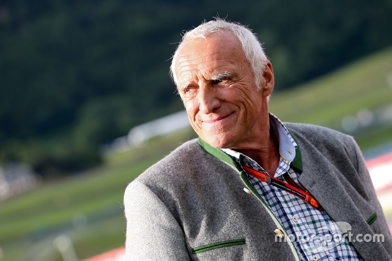 Dietrich Mateschitz, CEO y fundador de Red Bull en el desfile de leyendas.