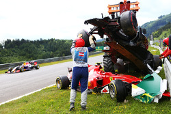 Les commissaires nettoient le crash entre Fernando Alonso, McLaren MP4-30 et Kimi Raikkonen, Ferrari SF15-T