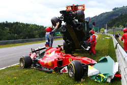 Oficiais removem os carros danificados de Fernando Alonso, McLaren MP4-30 e Kimi Raikkonen, Ferrari SF15-T