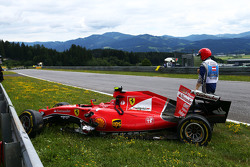 A Ferrari SF15-T de Kimi Raikkonen danificada