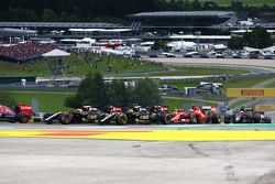 Romain Grosjean, Lotus F1 E23 y Pastor Maldonado, Lotus F1 E23 en el inicio de la carrera