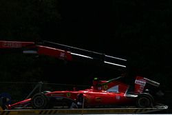El Ferrari SF15-T de Kimi Raikkonen, Ferrari es llevado a los pits en la parte posterior de un camió