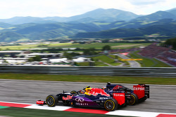 Daniil Kvyat, Red Bull Racing RB11 y Max Verstappen, Scuderia Toro Rosso STR10 luchan para la posici