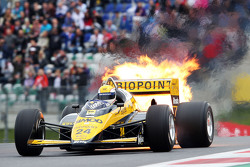Pierluigi Martini, in una Minardi M186-01incendiata alla Parata delle Leggende