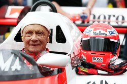 Niki Lauda, dans la McLaren MP4/2 lors de la parade des Légendes