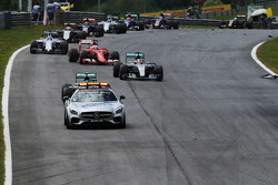 Nico Rosberg, Mercedes AMG F1 W06 lidera atrás do FIA Safety Car