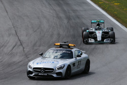 Нико Росберг, Mercedes AMG F1 W06 едет первым за машиной безопасности
