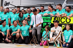 Ganador de la carrera, Nico Rosberg, Mercedes AMG F1 y Lewis Hamilton, Mercedes AMG F1 celebran con el equipo