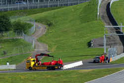 La Ferrari SF15-T d'Antonio Fuoco est ramenée aux stands à l'arrière d'un camion