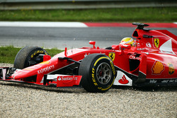 Esteban Gutierrez, pilote d'essais et de réserve Ferrari SF15-T sort de la piste et arrive dans les graviers