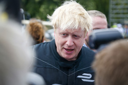 London Mayor Boris Johnson prova un'auto da Formula E car sul circuito di Battersea Park