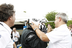 London Mayor Boris Johnson prova un'auto da Formula E car sul circuito di Battersea Park