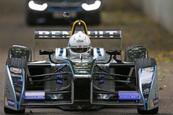 London Mayor Boris Johnson prova un'auto da Formula E car sul circuito di Battersea Park