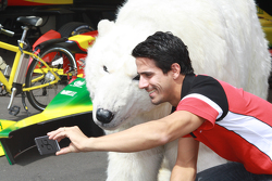 Lucas di Grassi, Audi Sport Abt prend un selfie avec l'ours polaire