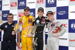 Pódio da Corrida 1: segundo colocado Antonio Giovinazzi, Jagonya Ayam with Carlin, o vencedor Charles Leclerc, Van Amersfoort Racing e o terceiro colocado Felix Rosenqvist, Prema Powerteam