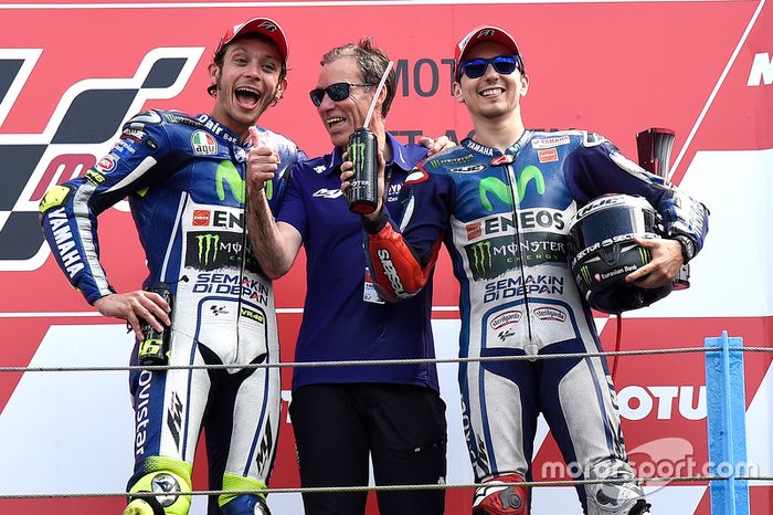 Podio: ganador de la carrera de Valentino Rossi, el tercer lugar Jorge Lorenzo
