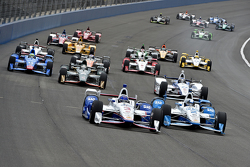 Helio Castroneves, Team Penske Chevrolet et Juan Pablo Montoya, Team Penske Chevrolet