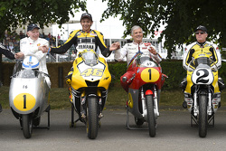 John Surtees y Valentino Rossi, Yamaha Factory Racing , Giacomo Agostini y Kenny Roberts