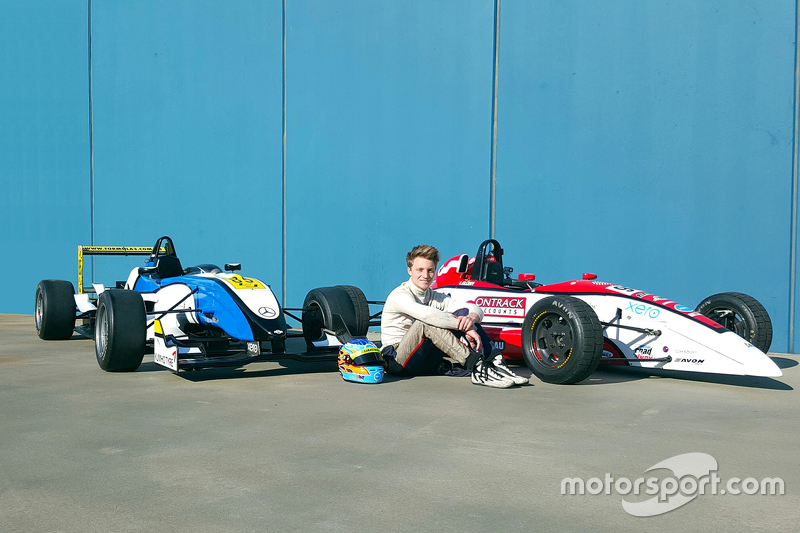 Lucas Ellery a la carrera de  Australia Fórmula 3 y a Fórmula Ford de Australia en el mismo fin de s