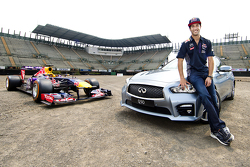 Daniel Ricciardo, Red Bull Racing testa o novo circuito do GP do México