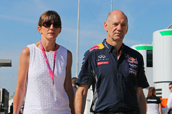 Adrian Newey, engenheiro técnico da Red Bull Racing com sua esposa Marigold Newey