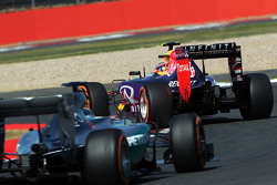 Daniil Kvyat, Red Bull Racing RB11 lidera a Lewis Hamilton, Mercedes AMG F1 W06