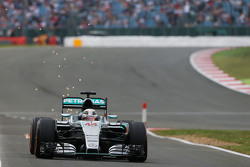 Lewis Hamilton, Mercedes AMG F1 W06, mit Funkenflug