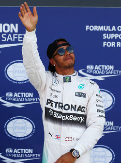 Lewis Hamilton, Mercedes AMG F1 celebra su pole position en el parc ferme
