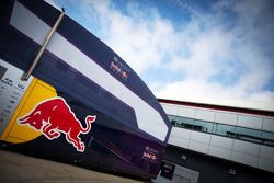 Red Bull Racing trailers en el  paddock