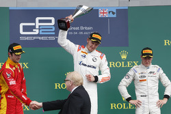 Podio: ganador de la carrera Sergey Sirotkin, Rapax, segundo lugar Alexander Rossi, Racing Engineeri
