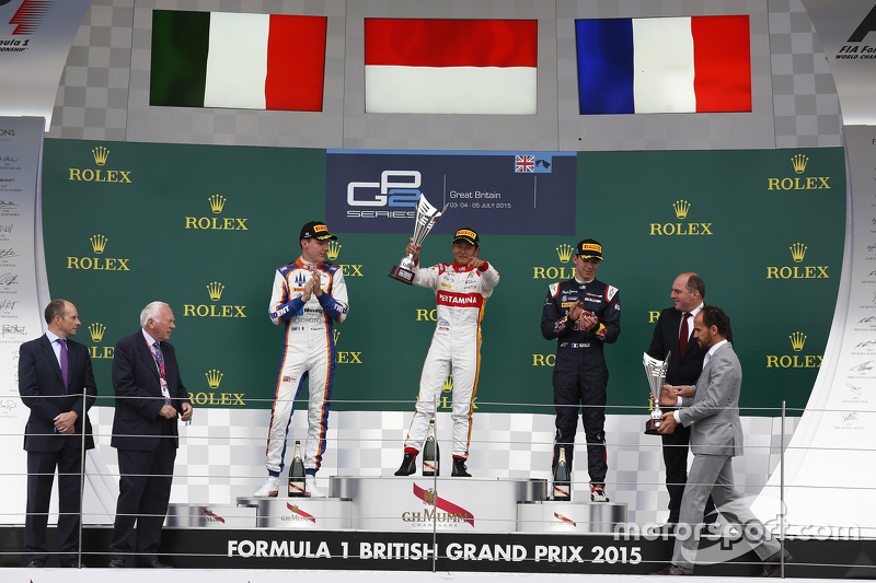 Podium: el ganador, Rio Haryanto, Campos Racing, segundo lugar, Raffaele Marciello, Trident, tercer 