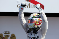 Le vainqueur Lewis Hamilton, Mercedes AMG F1 fête sa victoire dans le Parc Fermé